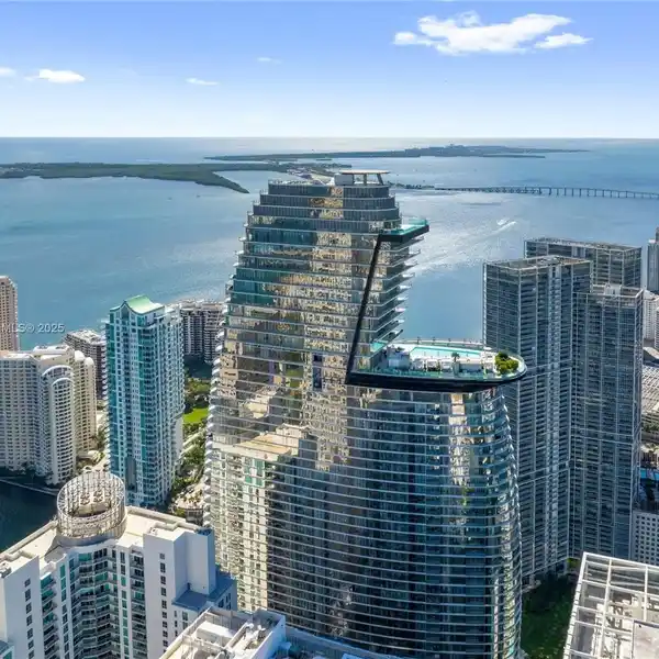 PENTHOUSE PERFECTION WITH PANORAMIC MIAMI VIEWS