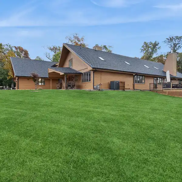 EXTRAORDINARY RANCH HOME IN THE PEACEFUL SANCTUARY OF NORTHWOODS