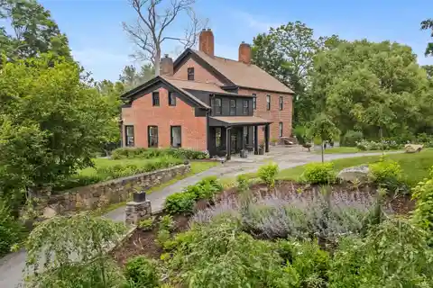 Exquisitely Restored 1750 Colonial Farmhouse