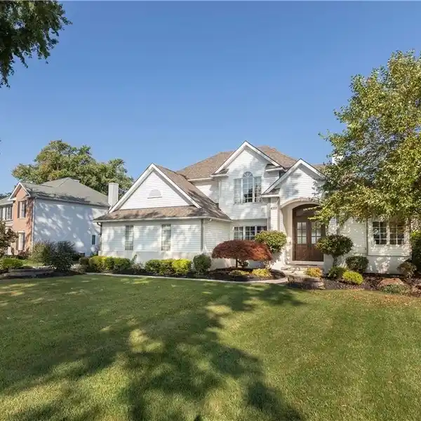 LAKE ERIE PARADISE WITH PRIVATE BEACH ACCESS