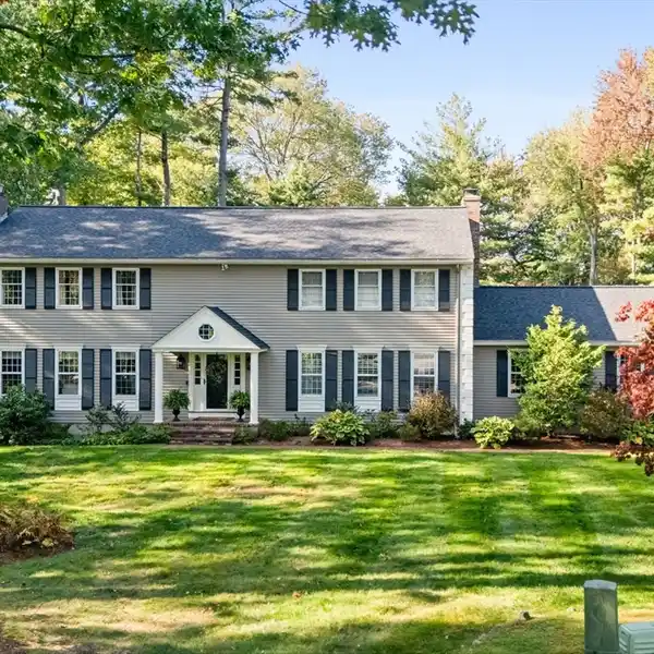RENOVATED CUL-DE-SAC HOME WITH DESIGNER KITCHEN