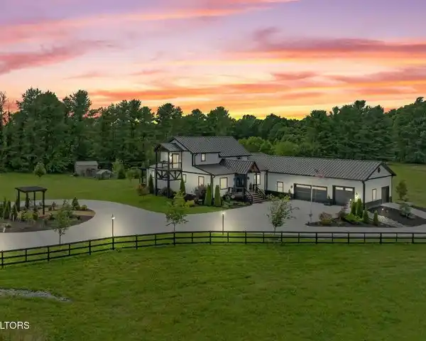 RARE TENNESSEE RETREAT