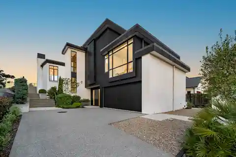 Extraordinary Residence by the Golf Course