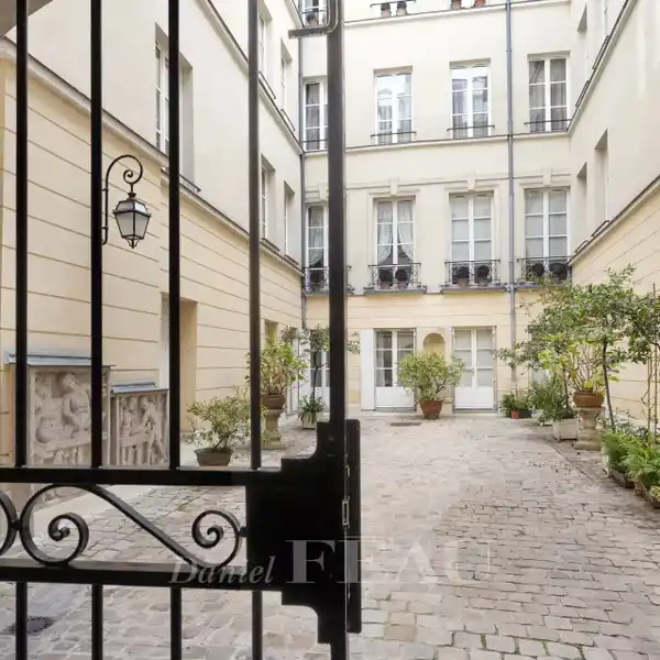 BRIGHT TOP-FLOOR SPLIT-LEVEL APARTMENT