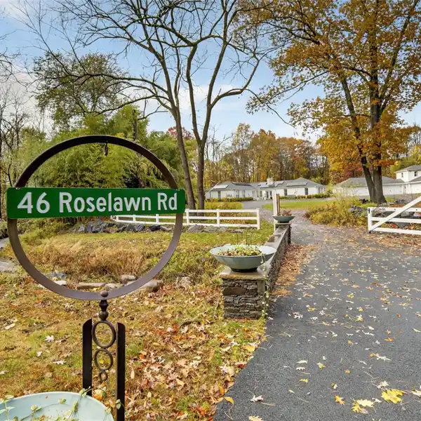 ENTERTAINER’S DREAM: OPEN LIVING SPACES AND IN-GROUND POOL