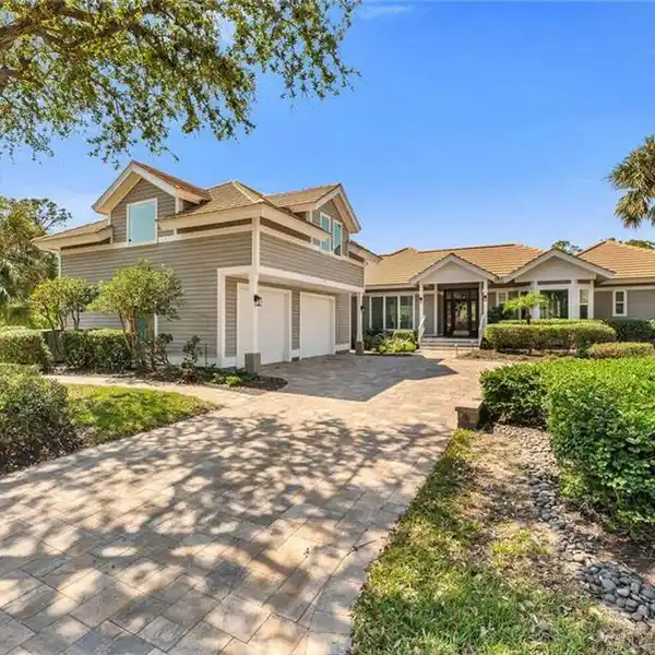 THE PERFECT BLEND OF ELEGANCE AND PRIVACY IN PELICAN LANDING