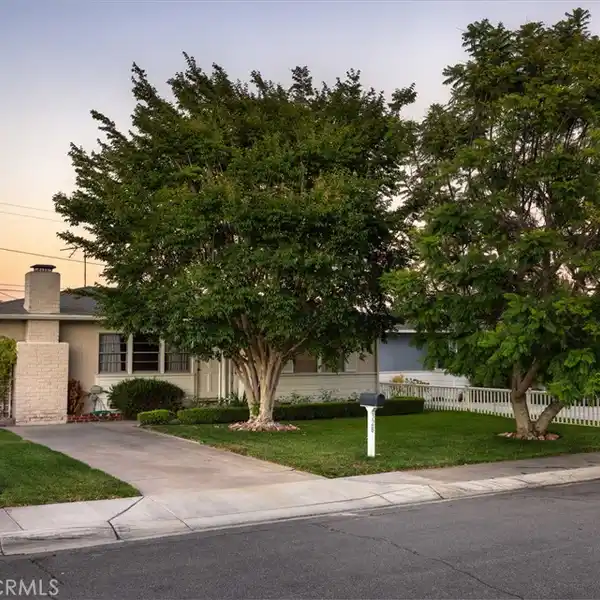 SINGLE-LEVEL BUNGALOW IN GREAT LOCATION