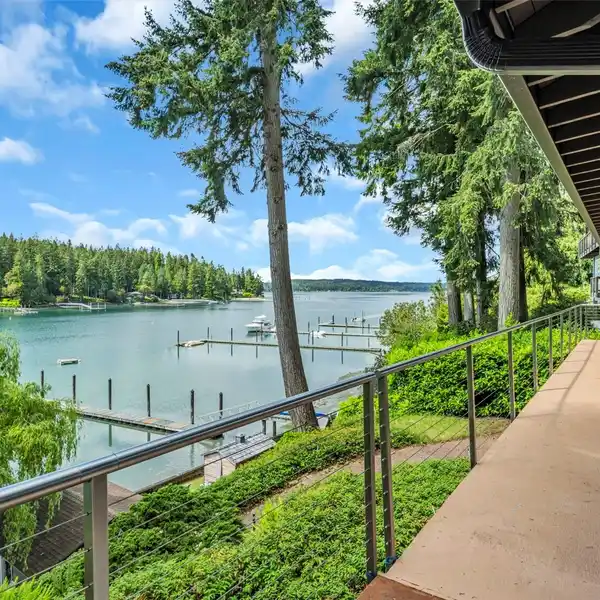 WATERFRONT MID-CENTURY MODERN RESIDENCE