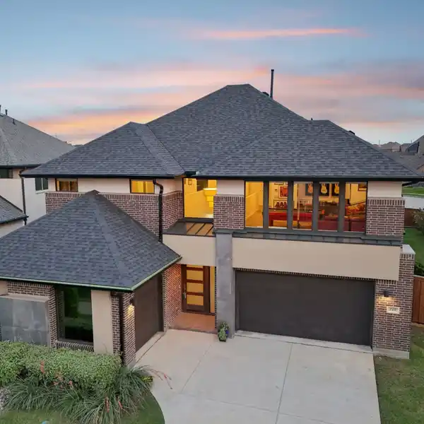 CONTEMPORARY ELEGANCE IN SOUGHT-AFTER PHILLIPS CREEK RANCH