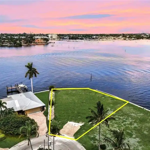 CREATE YOUR WATERFRONT RETREAT IN ROYAL HARBOR