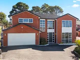 Expansive Albany Retreat with Designer Interiors