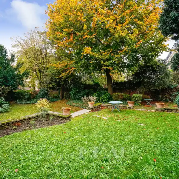 CHARMING MILLSTONE-BUILT PROPERTY IN A GREEN SETTING