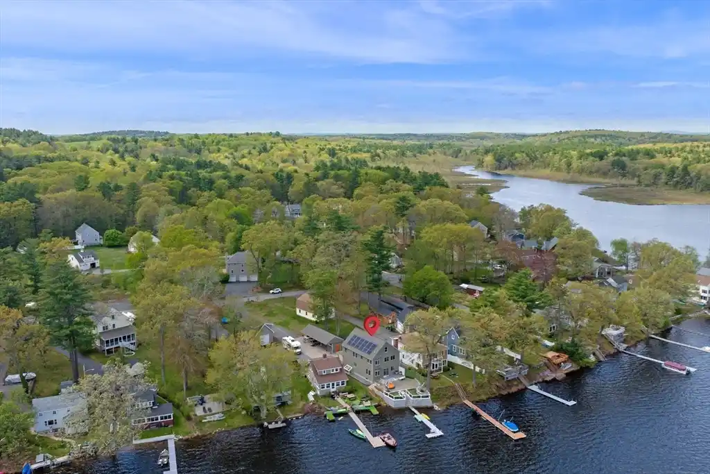 Perfect Lakefront Cottage