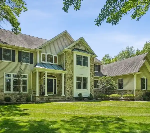 ELEGANT COLONIAL ESTATE ON PRIVATE 3 ACRES