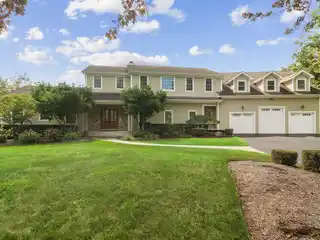 Beautiful Home in Desirable Lochanora