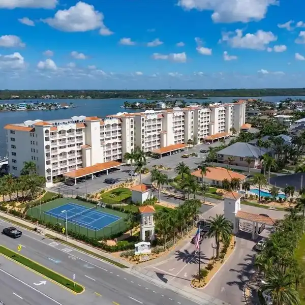 YACHT & TENNIS CLUB PENTHOUSE WITH BOAT SLIP