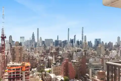 Light-Filled High-End Upper East Side Condominium