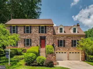 Beautifully Maintained Burke Centre Residence