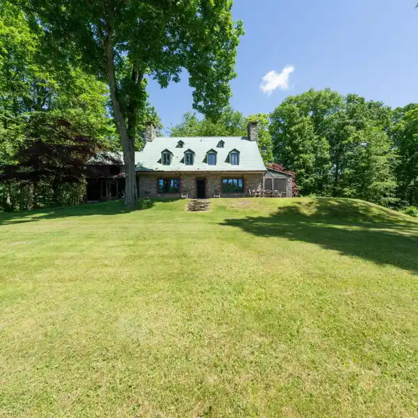 VINTAGE ESTATE FOR EQUESTRIAN AND NATURE LOVERS