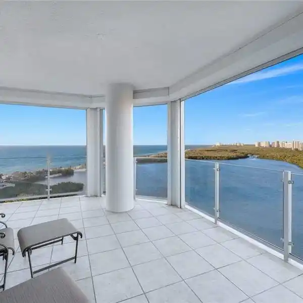 RARE HIGH-FLOOR CONDO IN BAYPOINTE