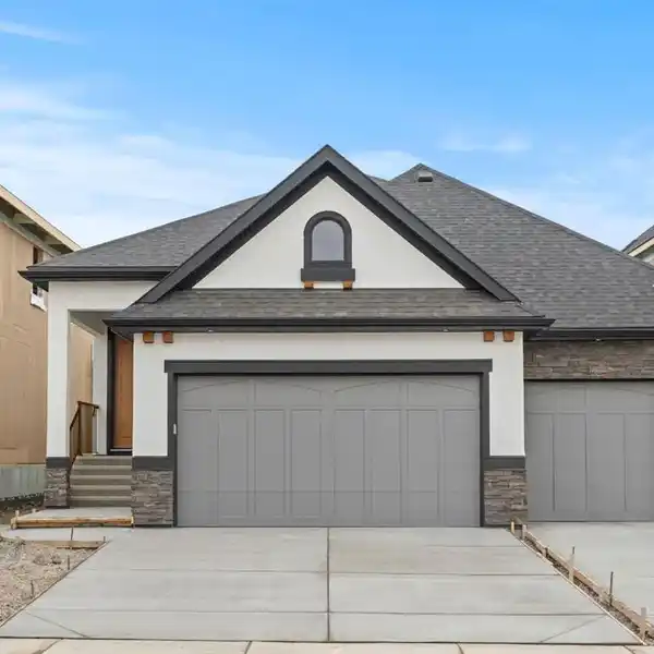 LUXURY LAKESIDE BUNGALOW IN PRESTIGIOUS MAHOGANY ESTATES