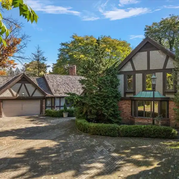 UPDATED ARCHITECTURAL HOME IN GROSSE POINTE