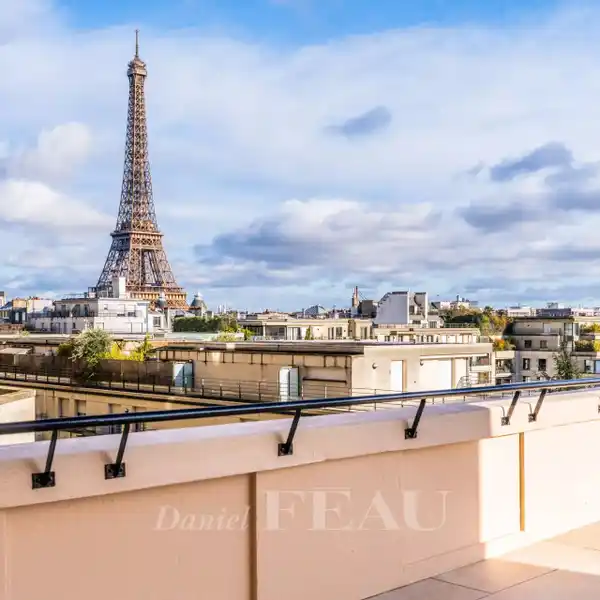 METICULOUSLY RENOVATED GROUND FLOOR APARTMENT IN AN ICONIC BUILDING