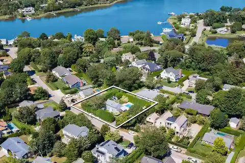 Hamptons Chic Rental Near Beach