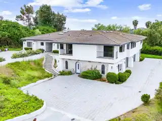 An Extraordinary Lifestyle in Prestigious Rolling Hills