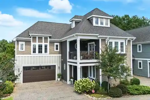 Beautifully Appointed Townhome in Rea View Court