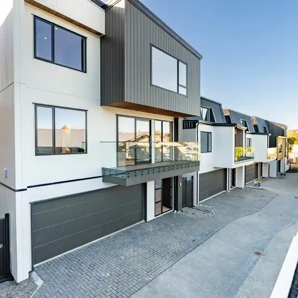 SPACIOUS DESIGNER HOME NEAR TOP SCHOOLS