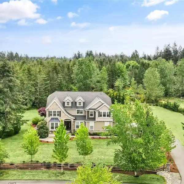 GRAND HOME IN MEADOWS AT LAKE SAWYER