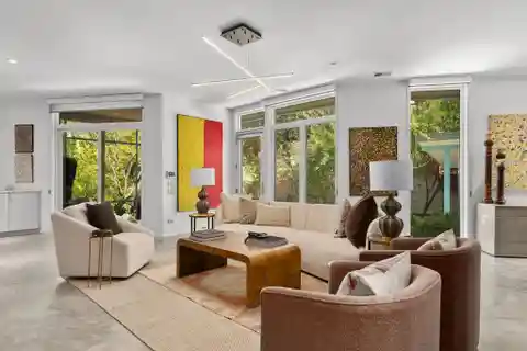 Mid-Century Modern Haven with Seamless Indoor-Outdoor Flow