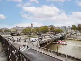 Apartment on the Iconic Ile De La Cité