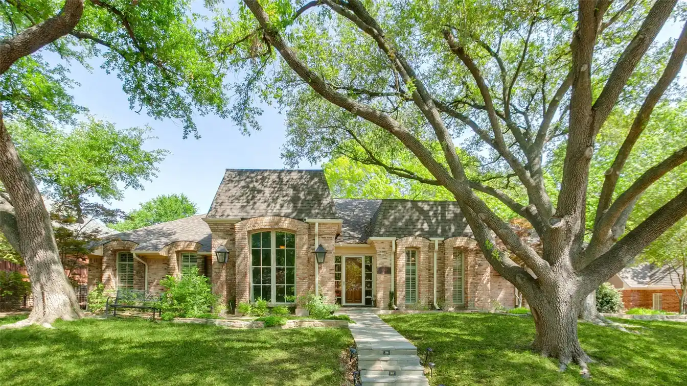 Beautifully Maintained Home in Desirable Pebble Creek