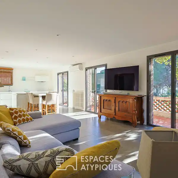 RENOVATED HOUSE NEAR THE BEACHES AND THE HEART OF TOWN