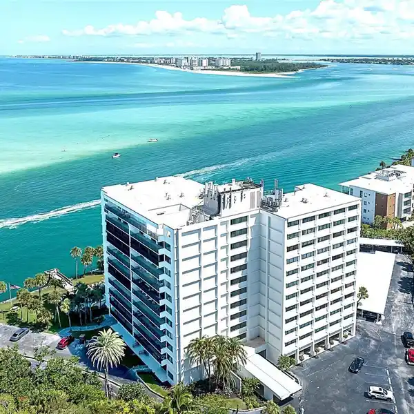 STUNNING RESIDENCE IN SIESTA TOWERS