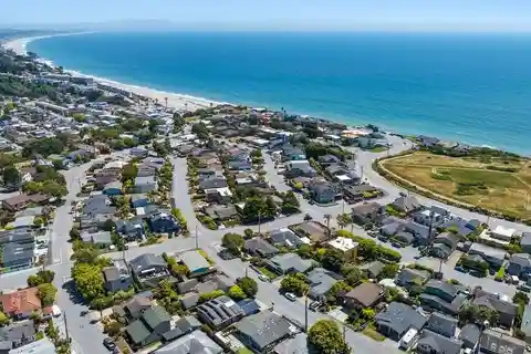 Charming Seacliff Beach Retreat with Solar Power