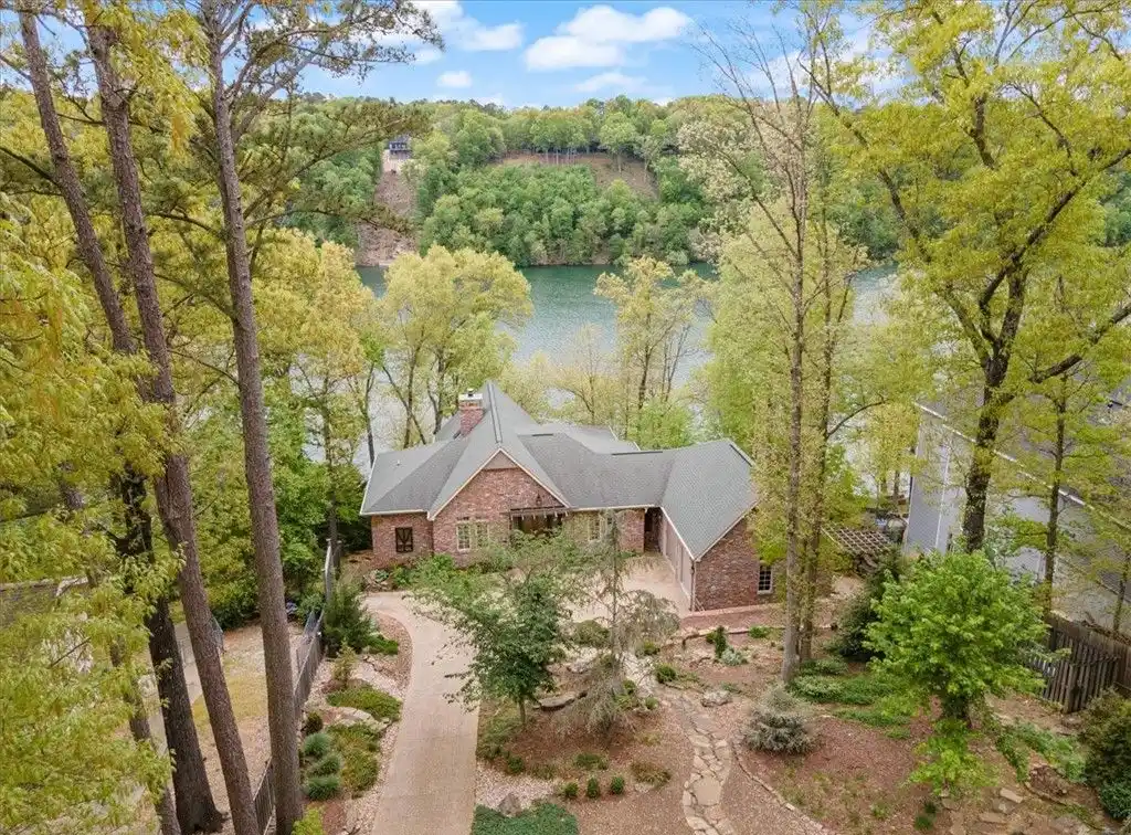 Tranquil Lakefront Oasis