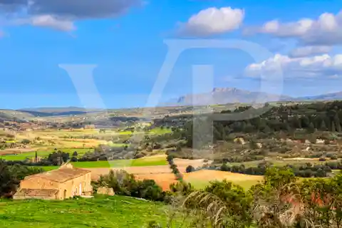 Spectacular Finca with Fantastic Mallorcan House on a Hill in Manacor