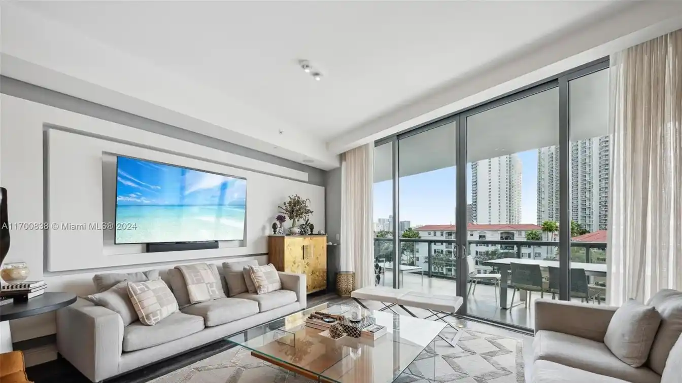 Corner Residence at Echo Aventura