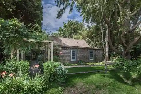 Charming 1750 Cottage with Modern Comforts