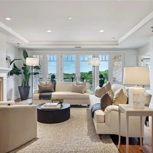 LUXURY CONDO WITH VERANDA