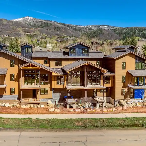 LUXURY TOWNHOME IN THE VANTAGE AT VILLAGE DRIVE