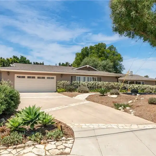 CHARMING RANCH HOME IN ROLLING HILLS ESTATES