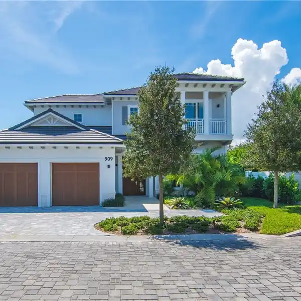 STUNNING FOUR BEDROOM OASIS