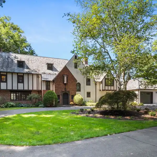 SOPHISTICATED LIVING MEETS TIMELESS ELEGANCE