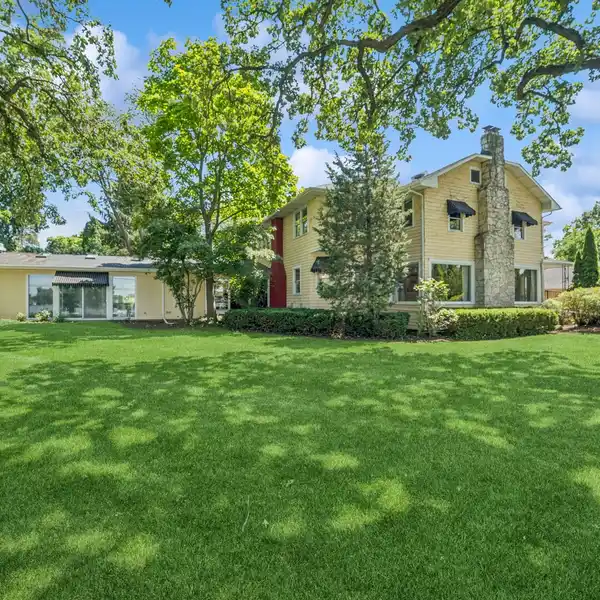 CRYSTAL LAKE ESTATE WITH RESORT-STYLE AMENITIES