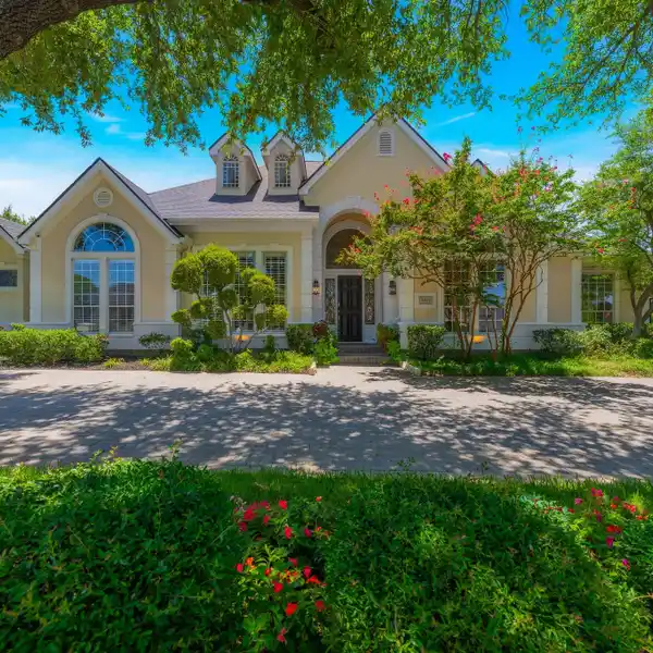 PRIVATE RESORT IN THE HEART OF BRIAR RIDGE ESTATES