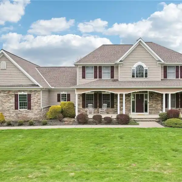 LUXURY AND COMFORT ON A BEAUTIFUL ACRE